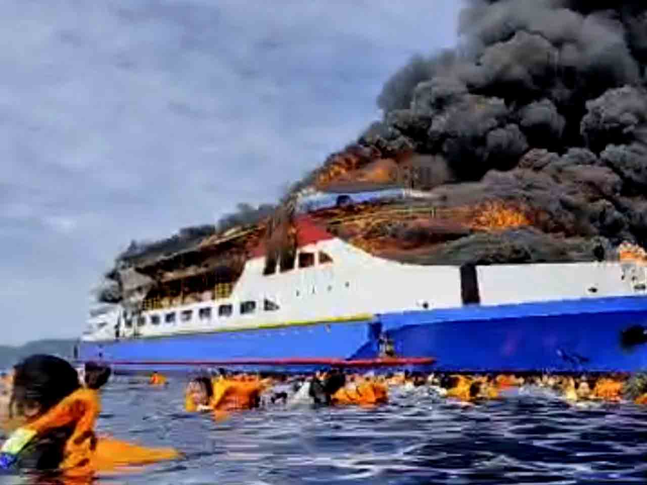 Kapal Motor Barcelona 5 Terbakar di Perairan Pulau Talise Sulawesi Utara