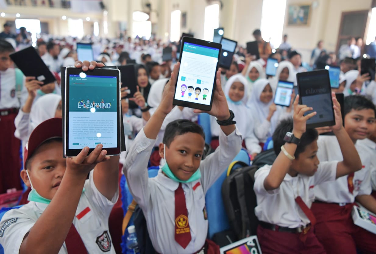 Digitalisasi Pendidikan di Indonesia: Sekolah Rakyat & Teknologi Kelas Digital